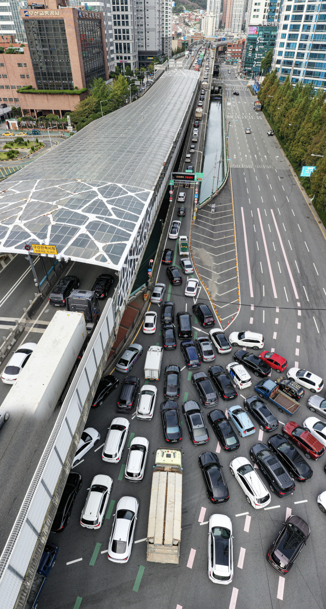 지난 6일 오전 출근 시간대 혼잡을 빚고 있는 부산 동서고가로 범내골램프. 김종진 기자 kjj1761@