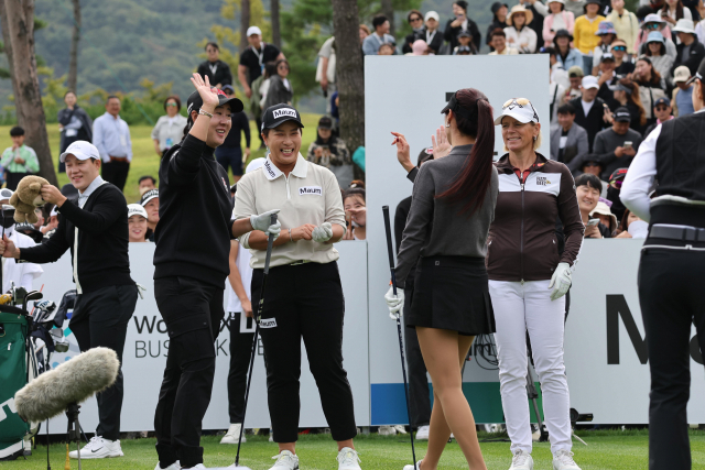 지난 7일 부산 기장군 스톤게이트 CC에서 열린 2023 Maum 박세리 월드매치에서 박세리, 아니카 소렌스탐, 모태범, 김주연 등이 대화를 나누고 있다. 이재찬 기자 chan@