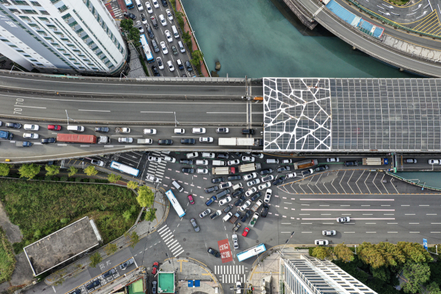부산 사상~해운대 고속도로 개통 후 동서고가로 약 7km 구간의 도로 기능 폐지가 예정돼 교통 정체 우려가 나온다. 지난 6일 오전 출근 시간대에 동서고가로 범내골램프에 진입하려는 차량들이 뒤엉켰다. 김종진 기자 kjj1761@
