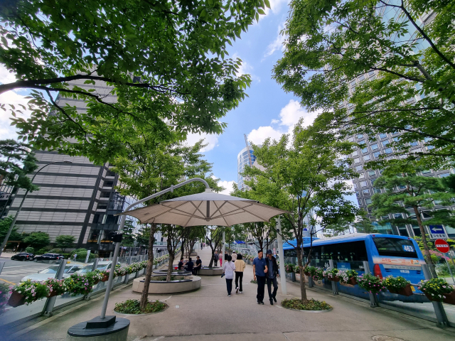 서울역고가를 2017년 공원화 한 '서울로7017'. 이자영 기자