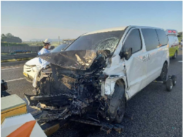 2022년 5월 서해안고속도로 송악나들목 인근에서 승합차가 주시태만으로 1차로 정차 중이던 승용차 후미를 추돌하는 사고가 발생했다. 한국도로공사 제공