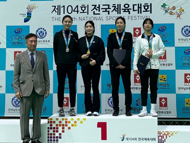 펜싱 일반부 여자 에페 개인전에서 금메달을 딴 부산시청 송세라(가운데). 부산시체육회 제공