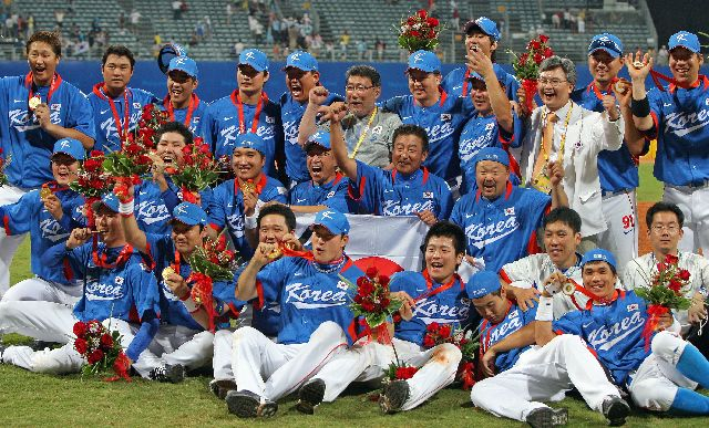 한국 야구 대표팀 선수단이 2008년 8월 베이징 우커송야구장에서 열린 베이징 올림픽 야구 결승에서 쿠바를 물리치고 금메달 목에 건 뒤 기념촬영을 하고 있다. 연합뉴스