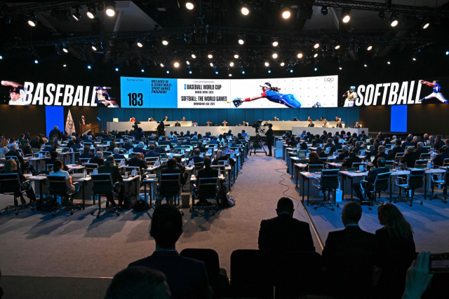 지난 16일(한국시간) 인도 뭄바이에서 열린 국제올림픽위원회(IOC) 제 141차 총회에서 2028년 LA 올림픽 정식종목 후보에 오른 야구·소프트볼에 대한 설명이 설명이 이어지고 있다. AFP연합뉴스