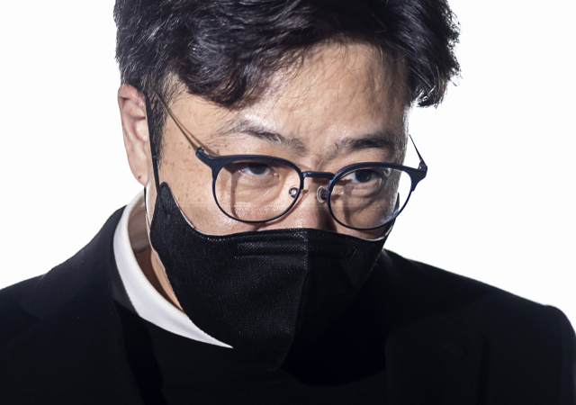 걸그룹 피프티피프티 소속사 어트랙트의 외주용역사 더기버스 대표 안성일 프로듀서가 사기 및 업무상 배임 혐의 등의 조사를 받기 위해 2023년 10월 24일 오후 서울 강남경찰서로 들어서고 있다. 연합뉴스