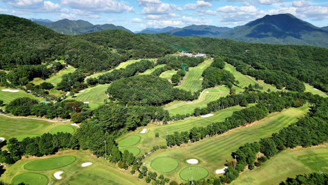 1956년 국내에서 두 번째로 개장한 유서 깊은 명문 골프장인 부산컨트리클럽은 회원들에게 다양한 혜택을 제공해 ‘회원들의 천국’이라고 불린다. 부산컨트리클럽 전경. 부산CC 제공