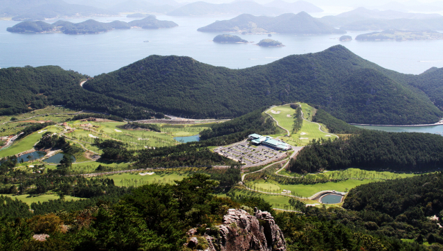 한려수도 절경을 한눈에 조망할 수 있는 경남 통영시 산양읍 통영 동원로얄컨트리클럽＆리조트 전경. 통영 동원로얄CC 제공