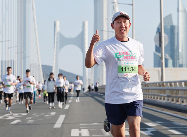 부산일보 주최 ‘성우하이텍 2023 부산바다마라톤 대회’가 29일 부산 광안대교와 광안리해수욕장 해안로 일원에서 8000여 명의 마라톤 마니아들이 참가한 가운데 열렸다. 마라톤 10km 부문에 직접 참가한 부산일보 이대진 기자. 정종회 기자 jjh@