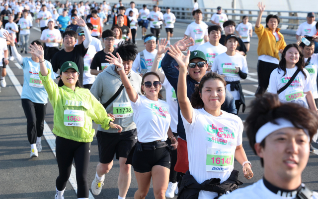 부산일보 주최 ‘성우하이텍 2023 부산바다마라톤 대회’가 29일 부산 광안대교와 광안리해수욕장 해변길 일원에서 8200여 명의 마라톤 마니아들이 참가한 가운데 열렸다. 참가자들이 화창한 가을 날씨 속에 광안대교 위를 달리며 즐거워하고 있다. 정종회 기자 jjh@
