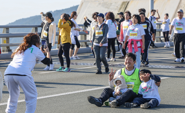 29일 열린 성우하이텍 2023 부산바다마라톤에 참가한 한 가족이 광안대교를 배경으로 사진을 찍으며 즐거운 시간을 보내고 있다. 김종진 기자 kjj1761@