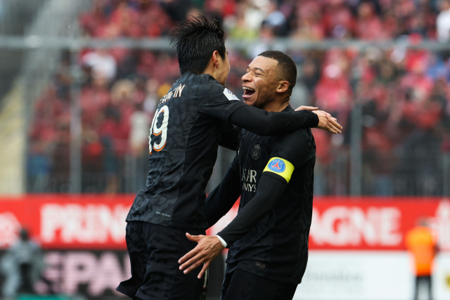 파리 생제르맹의 이강인(왼쪽)이 29일(한국시간) 2023-2024 프랑스 프로축구 리그1 브레스투아와의 원정 경기에서 환상적인 침투 패스로 킬리안 음바페의 골을 이끈 뒤 음바페와 세리머니를 하고 있다. AFP연합뉴스