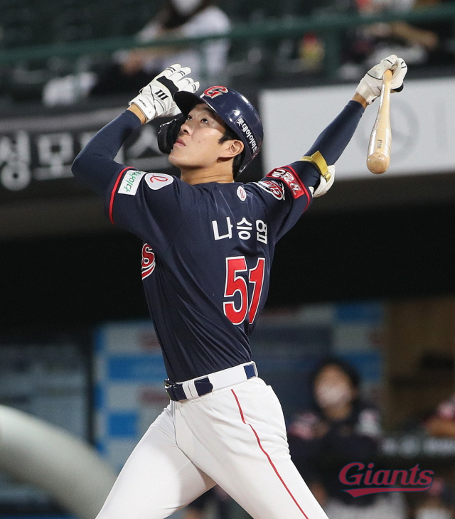 롯데 자이언츠 소속 내야수 나승엽은 다음달 1일 군 만기 제대 후 롯데로 돌아온다. 롯데 자이언츠 제공