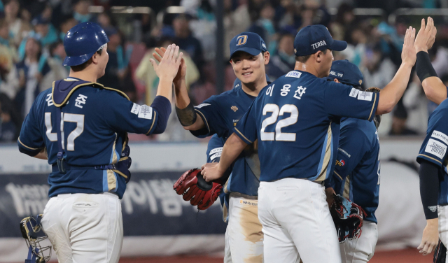 지난달 31일 경기도 수원 케이티위즈파크에서 열린 2023 KBO리그 플레이오프(PO) 2차전 NC 다이노스와 kt wiz의 경기. 3-2로 승리한 NC 선수들이 승리를 자축하고 있다. 연합뉴스