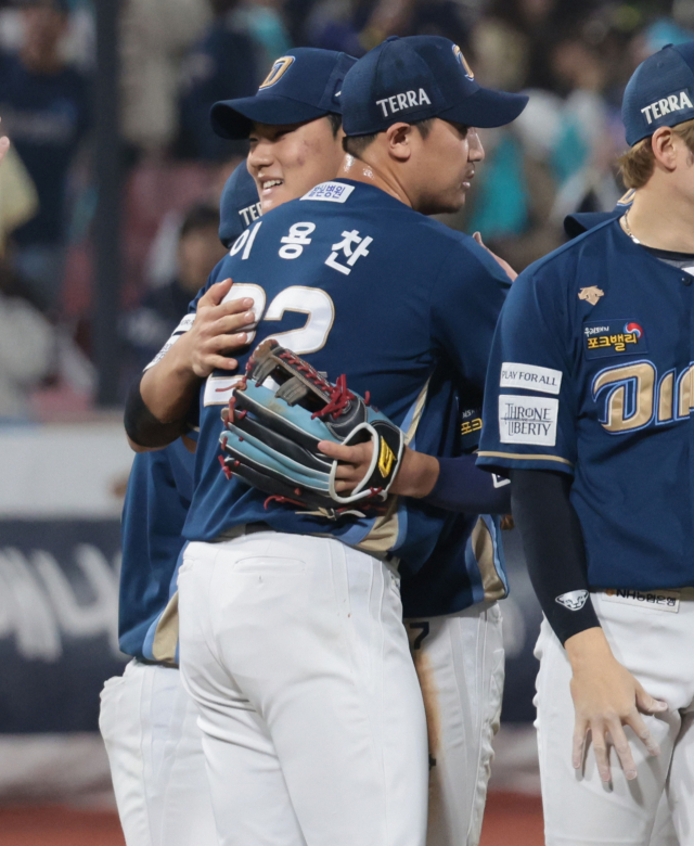 지난달 31일 경기도 수원 케이티위즈파크에서 열린 2023 KBO리그 플레이오프(PO) 2차전 NC 다이노스와 kt wiz의 경기. 3-2로 승리한 NC 이용찬과 김주원이 승리를 자축하고 있다. 연합뉴스