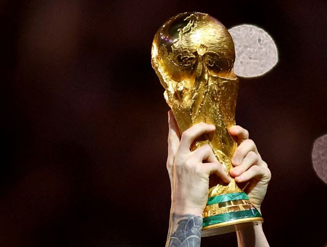 사우디아라비아가 2034년 국제축구연맹(FIFA) 월드컵 개최지로 사실상 확정됐다. 2022 카타르 월드컵 우승팀 아르헨티나의 리오넬 메시가 들어올린 월드컵. 로이터연합뉴스