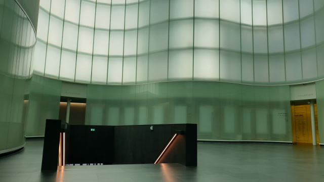 2015년 월드엑스포 기간에 문을 연 ‘밀라노 문화박물관(MUDEC)’ 2층 로비. 올해 프리츠커상을 받은 데이비드 치퍼필드가 설계한 건물이다.