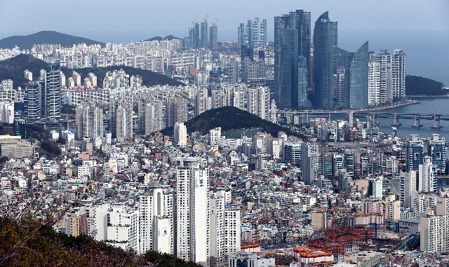 황령산 전망대에서 바라본 수영·해운대구 일대 전경.부산일보DB