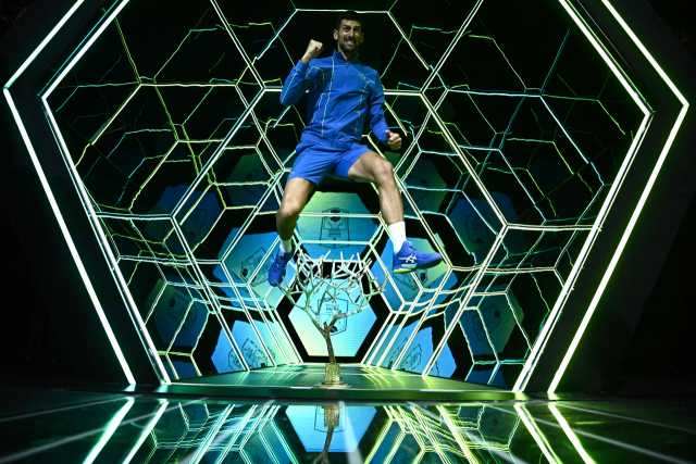 노바크 조코비치가 6일(한국시간) 프랑스 파리에서 열린 남자프로테니스(ATP) 롤렉스 파리 마스터스 대회에서 우승한 뒤 트로피를 앞에 두고 점프하는 포즈를 취하고 있다. AFP연합뉴스