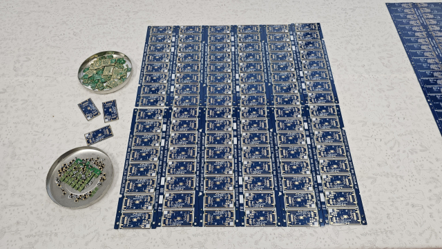 김봉관 작가에게 인쇄회로기판(PCB)은 물감과 같은 의미를 가진다. 오금아 기자