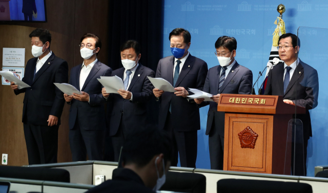 더불어민주당 부산·울산·경남(PK) 국회의원들이 지난해 11월 국회에서 부울경특별연합 폐지 규탄 기자회견을 하고 있다. 부산일보DB