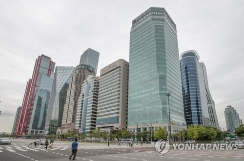 메리츠캐피탈과 신한캐피탈 등이 부동산 프로젝트파이낸싱(PF) 부실 충격의 영향으로 인한 실적 악화가 불가피해 보인다. 서울 여의도 증권가 일대. 연합뉴스