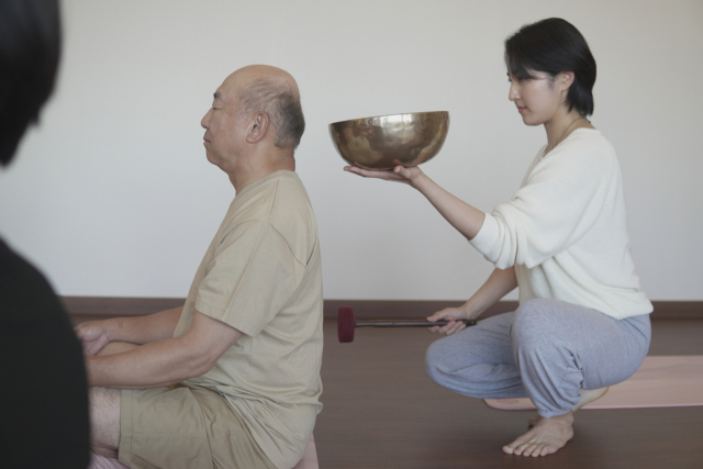 부산 기장군 일광면 학리 SMB웰니스센터에서 세화병원 이상찬 원장이 싱잉볼로 명상을 하고 있다. 세화병원 제공