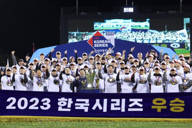 13일 서울 잠실야구장에서 열린 2023 KBO 한국시리즈 5차전 KT 위즈와 LG 트윈스의 경기에서 kt를 6-2로 꺾고 우승한 LG 선수들이 트로피와 함께 기념 촬영하고 있다. 연합뉴스