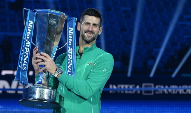 19일 이탈리아 토리노에서 열린 니토 ATP 파이널 테니스 대회에서 우승한 노박 조코비치가 트로피를 들고 포즈를 취하고 있다. EPA연합뉴스