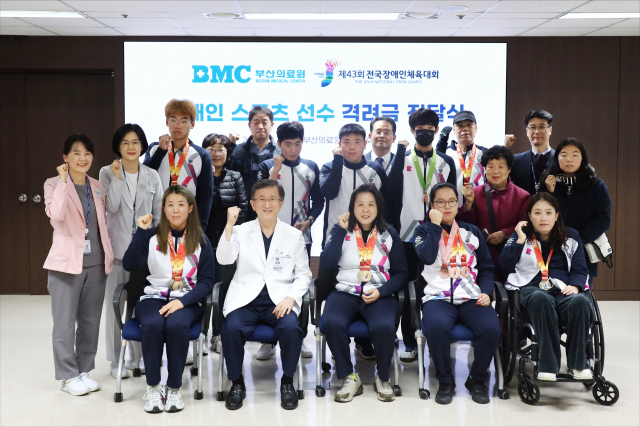 부산의료원 소속 장애인스포츠선수단이 지난 7일 단체 촬영을 위해 포즈를 취하고 있다. 부산의료원 제공