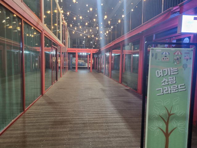 지난 20일 오후 6시께 한창 저녁 장사 시간에도 비콘 그라운드 가게 문은 모두 닫힌 채 썰렁한 모습이었다. 김준현 기자