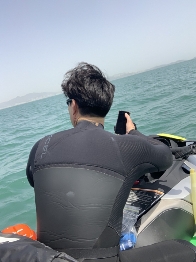 제트스키까지 타고 가 중계기를 찾아낸 경찰. 부산경찰청 제공