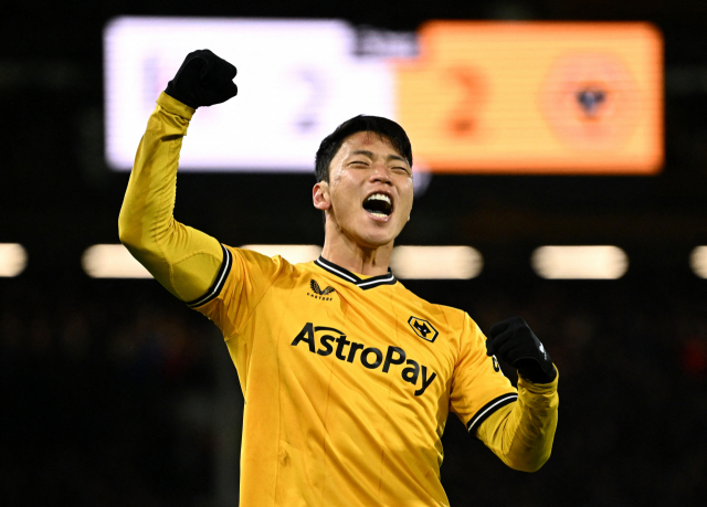 EPL 울버햄프턴의 공격수 황희찬이 28일(한국시간) 풀럼과 원정 경기에서 페널티킥 골을 성공시킨 뒤 기뻐하고 있다. 로이터연합뉴스