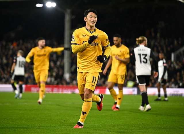 EPL 울버햄프턴의 공격수 황희찬이 28일(한국시간) 풀럼과 원정 경기에서 페널티킥 골을 성공시킨 뒤 기뻐하고 있다. 로이터연합뉴스