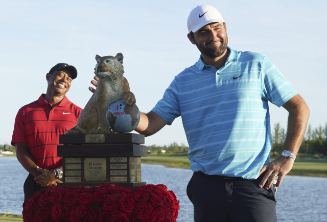 미국의 스코티 셰플러(오른쪽)가 4일(한국시간) 바하마 뉴프로비던스의 올버니 골프클럽에서 열린 히어로 월드 챌린지 PGA 투어에서 우승한 후 타이거 우즈가 미소 짓는 가운데 트로피를 들고 포즈를 취하고 있다. AP연합뉴스