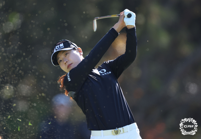 이소미가 10월 22일 경기도 양주시 레이크우드CC에서 열린 '상상인·한국경제TV 오픈 2023' 파이널라운드 2번 홀에서 티샷하고 있다. KLPGA 제공