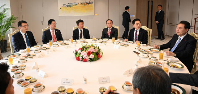 윤석열 대통령이 5일 김기현 대표와 윤재옥 원내대표, 유의동 정책위의장, 이만희 사무총장 등 국민의힘 지도부와 비공개 오찬 회동을 하고 있다. 연합뉴스