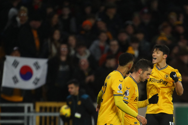 EPL 울버햄프턴의 황희찬이 6일 번리전에서 전반 42분, 팀을 1-0 승리로 이끈 결승골을 터뜨린 뒤 동료 선수들과 기뻐하고 있다. AFP연합뉴스