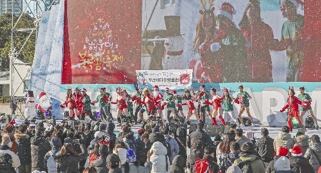 지난해 12월 24일 부산 해운대해수욕장에서 열린 부산일보사가 주최하고 부산시와 해운대구가 후원한 ‘제35회 해운대 북극곰축제’에서 참가자들이 크리스마스 콘셉트의 이색 입수복을 입고 북극곰 입수 퍼레이드 퍼포먼스를 하고 있다. 영국 BBC방송이 세계 10대 이색 겨울축제로 선정한 해운대 북극곰축제의 이번 행사에는 2200여 명이 참가했다. 참가자들은 비록 높은 파도로 인한 안전상의 이유로 바다 입수를 하지 못했지만 다양한 부대 행사를 체험하며 축제를 즐겼다. 김종진 기자 kjj1761@ 2022.12.25 부산일보DB