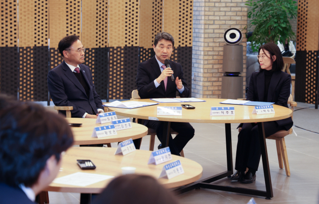 6일 부산대 새벽벌도서관에서 열린 ‘교육부와 부산시가 함께하는 부산대-부산교육대 글로컬대학30 간담회’에서 이주호(가운데) 부총리 겸 교육부 장관이 인사말을 하고 있다. 부산대 차정인 총장(왼쪽)과 부산교대 박수자 총장은 이날 통합 추진 계획을 브리핑했다. 정대현 기자 jhyun@