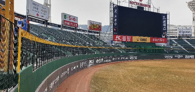 부산 사직구장의 외야 담장 철망 펜스. 부산일보DB