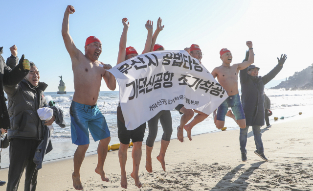 지난해 12월 24일 부산 해운대해수욕장에서 열린 부산일보사가 주최하고 부산시와 해운대구가 후원한 ‘제35회 해운대 북극곰축제’에서 참가자들이 퍼포먼스를 하고 있다. 영국 BBC방송이 세계 10대 이색 겨울축제로 선정한 해운대 북극곰축제의 이번 행사에는 2200여 명이 참가했다. 참가자들은 비록 높은 파도로 인한 안전상의 이유로 바다 입수를 하지 못했지만 다양한 부대 행사를 체험하며 축제를 즐겼다. 김종진 기자 kjj1761@ 2022.12.25 부산일보DB