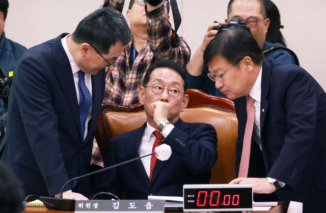 김도읍 국회 법제사법위원장(가운데), 국민의힘 정점식 간사(오른쪽)와 더불어민주당 소병철 간사가 7일 오후 국회에서 열린 법제사법위원회 전체회의에서 이야기를 나누고 있다. 연합뉴스