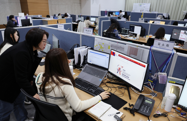 부산세계탁구선수권대회 개최 두 달 여를 앞두고 분주한 조직위 직원들. 강선배 기자 ksun@