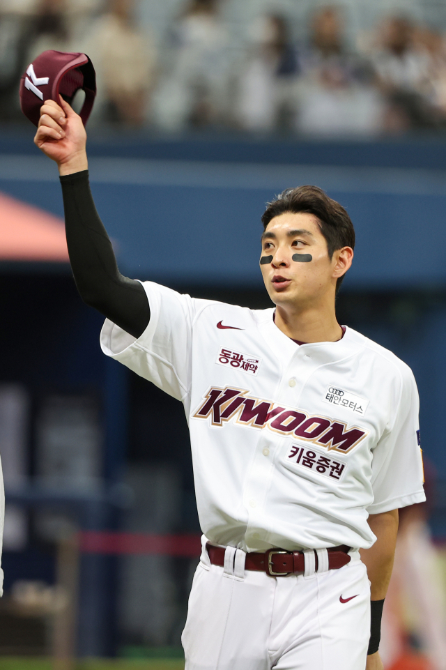키움 이정후가 지난 10월 10일 오후 서울 구로구 고척스카이돔에서 열린 2023 KBO리그 삼성 라이온즈와 키움 히어로즈와의 경기가 끝난 뒤 팬들에게 인사를 하고 있다. 연합뉴스