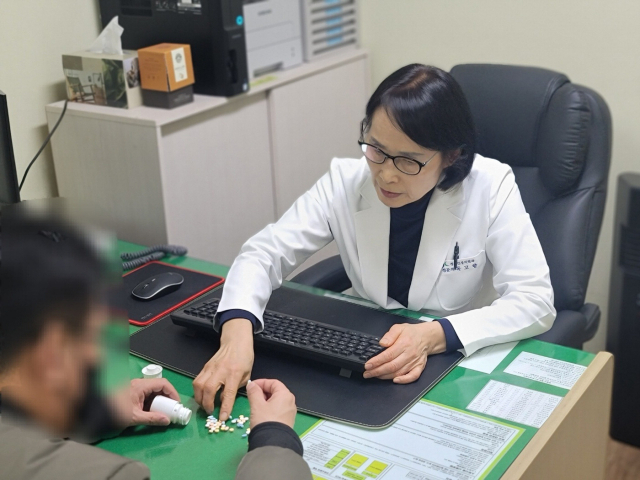 가나병원 독고향 진료과장이 환자와 상담하고 있다. 가나병원 제공