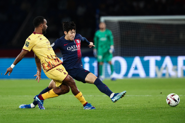 PSG 이강인이 21일(한국시간) 메스와 홈 경기에서 볼을 다투고 있다. AFP연합뉴스
