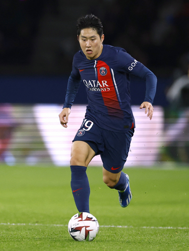 PSG 이강인이 21일(한국시간) 메스와 홈 경기에서 드리블을 하고 있다. 로이터연합뉴스