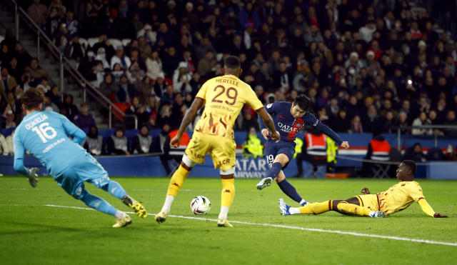 PSG 이강인이 21일(한국시간) 메스와 홈 경기에서 슛을 날리고 있다. 로이터연합뉴스