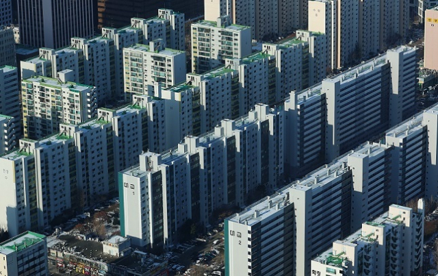 지난해 ‘주택을 짓겠다’며 인허가를 받은 주택 88%가 아파트인 것으로 나타났다. 사진은 서울 여의도 63아트 전망대에서 바라본 서울 시내의 아파트 모습. 연합뉴스