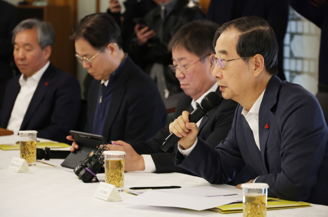 한덕수 국무총리가 지난 3일 서울 종로구 삼청동 총리 공관에서 열린 고위 당·정·대 협의회에서 발언하고 있다. 한 총리 왼쪽은 김대기 대통령 비서실장. 연합뉴스